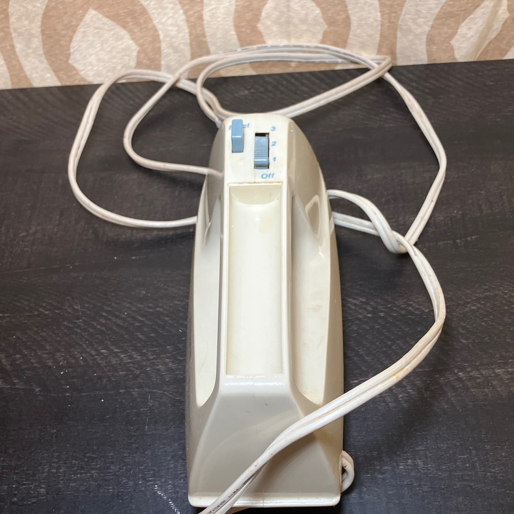 Rival 3-Speed Portable Hand Mixer Model 433 White Blue with 2 Sets of Beaters - Picture 3 of 9